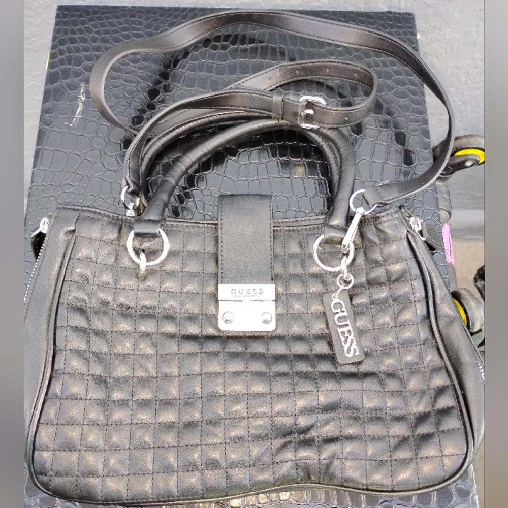 .🖤 GUESS LOS ANGELES Black Quilted/ Silver**EXPANDABLE** Satchel Handbag 🖤EUC